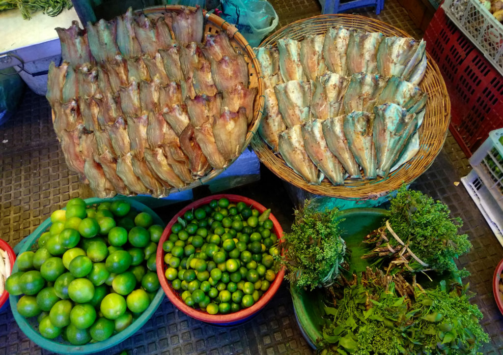 Limetten und Fisch auf dem Zentralmarkt von Phnom Penh
