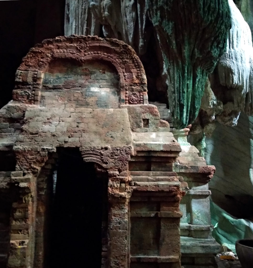 Kampot Schrein im Höhlentempel Phnom Chhngok
