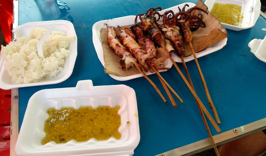 Mittagessen auf dem Crab Market in Kep