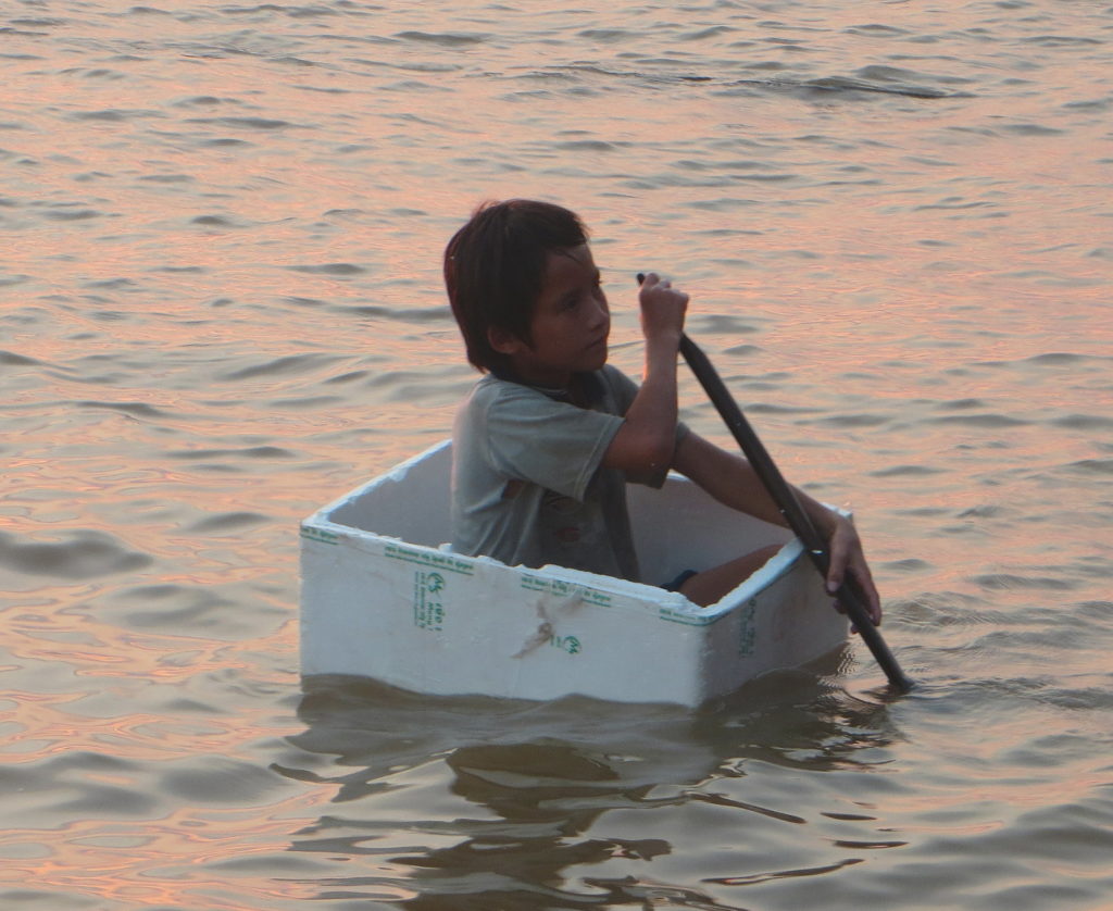 Kind in Karton auf dem Tonle Sap