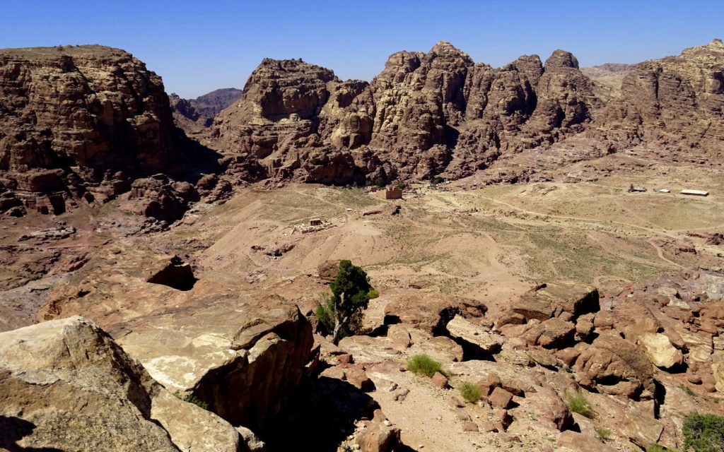 Blick auf The Basin Place Of High Sacrifice in Petra