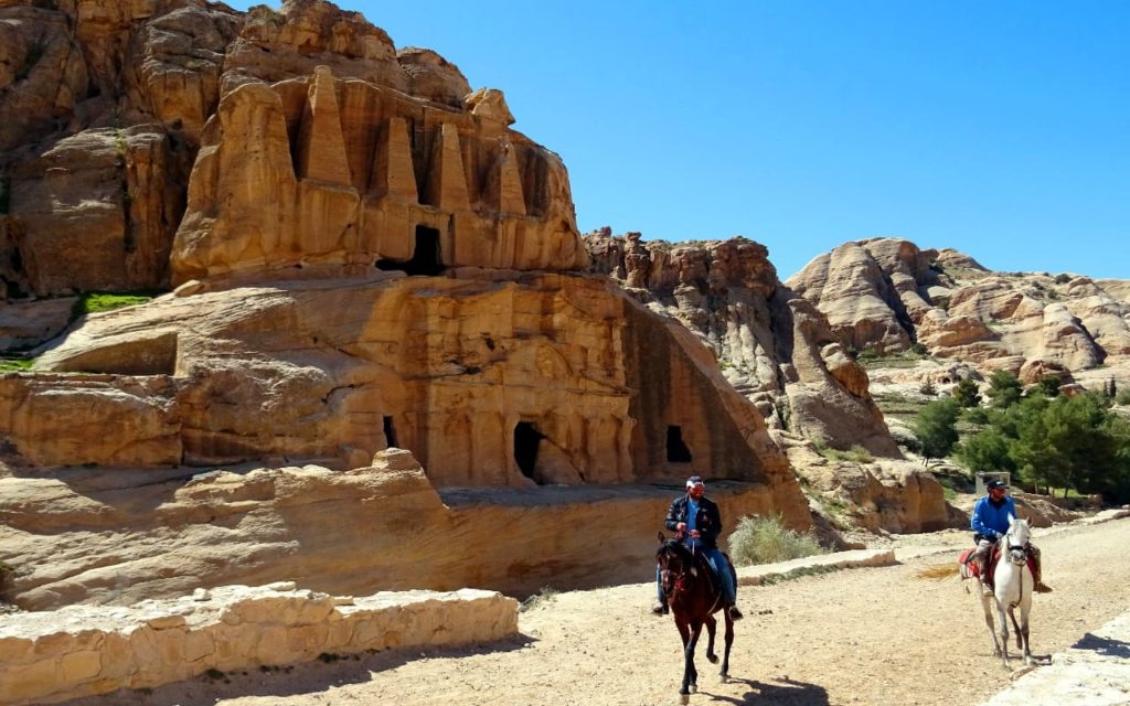 Pferdereiter vor dem Obelisk Tomb in Petra