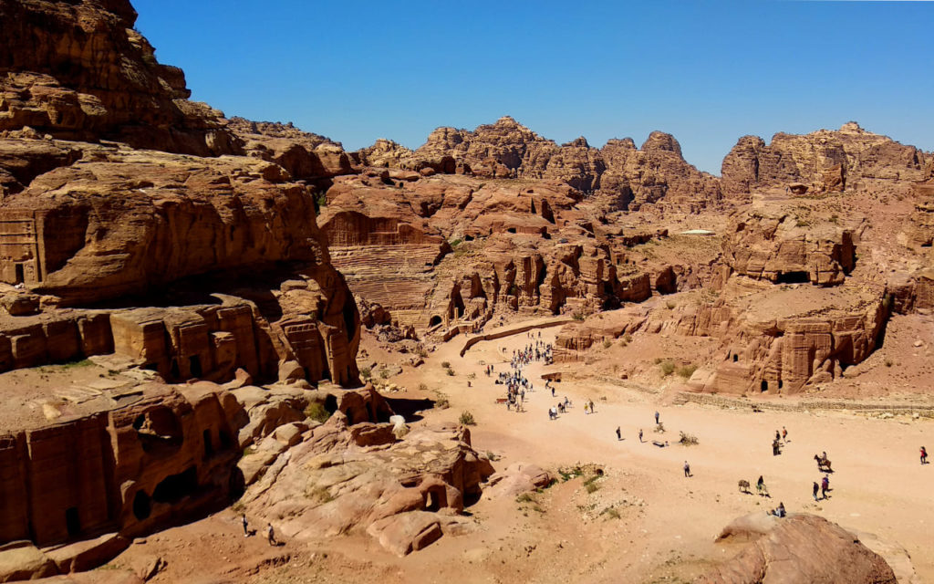 Fassadenstraße und Amphiteater in Petra