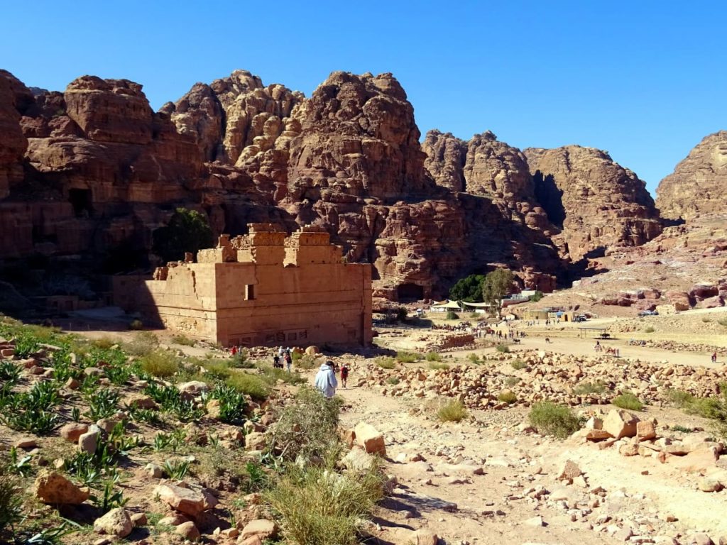 Qasr al-Bint und "The Basin" in Petra