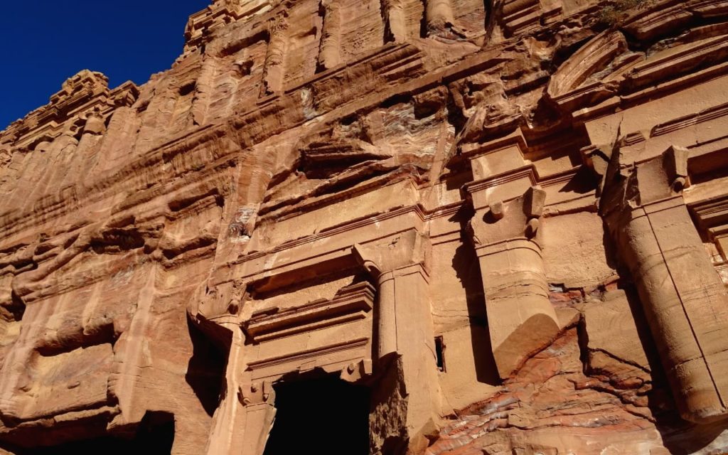 Nahaufnahme einer Fassade an den Royal Tombs in Petra