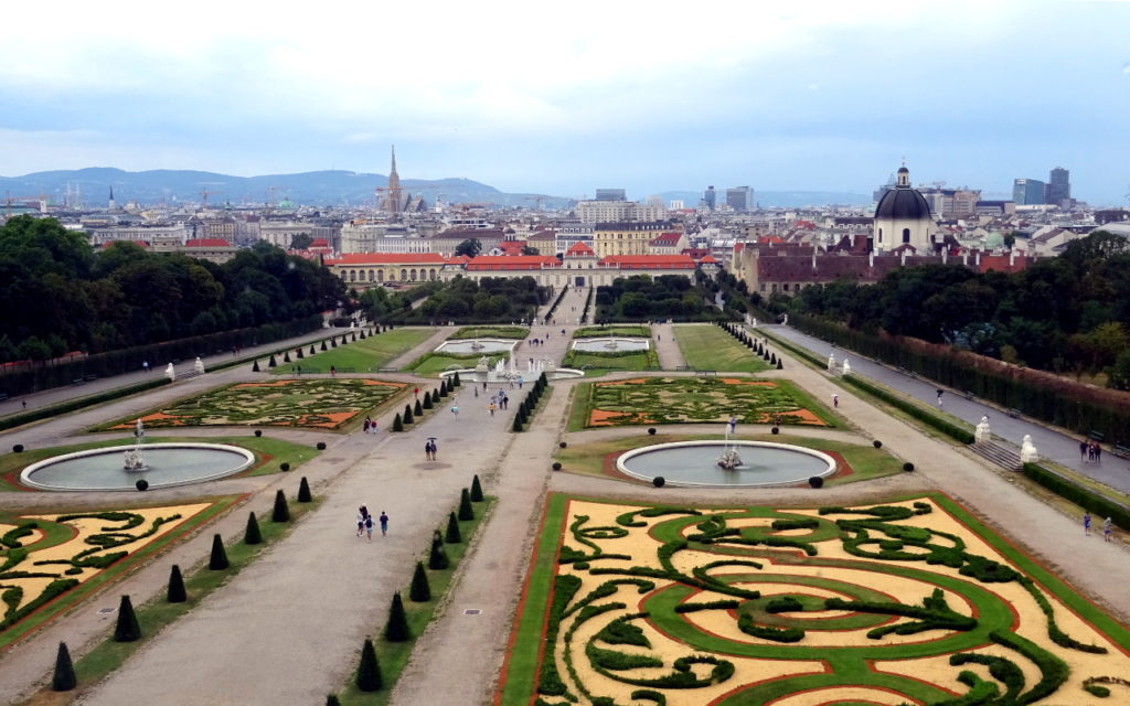 Blick auf den Schlosspark Belvedere