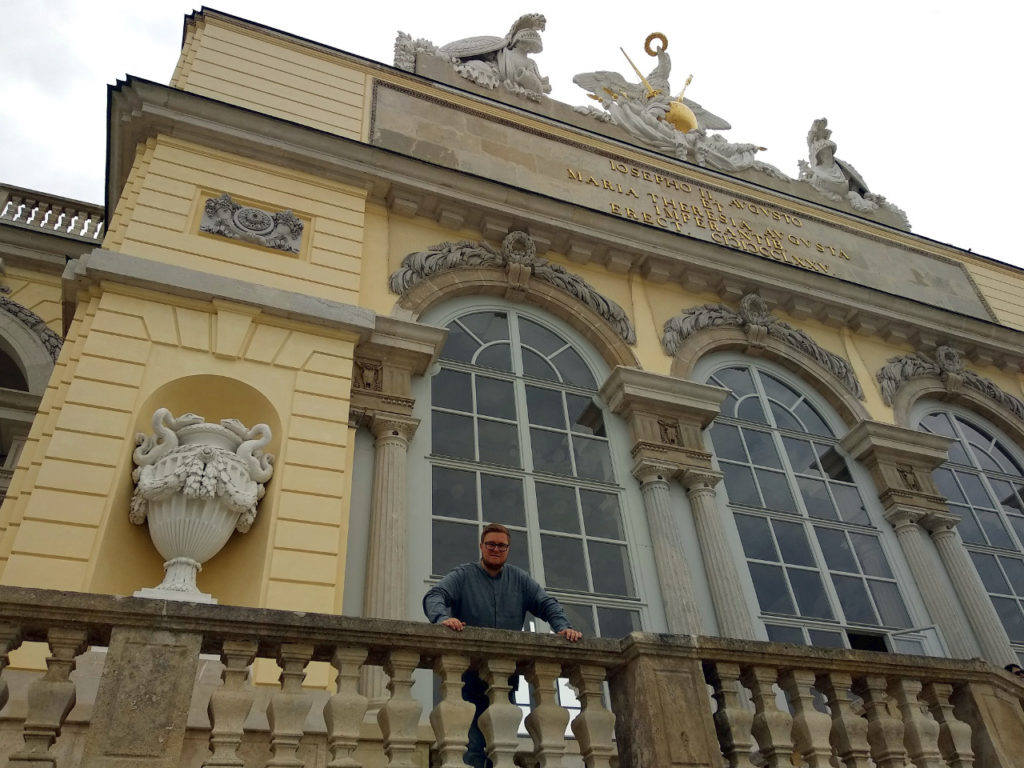 Marc Möllmann vor der Gloriette in Schönbrunn