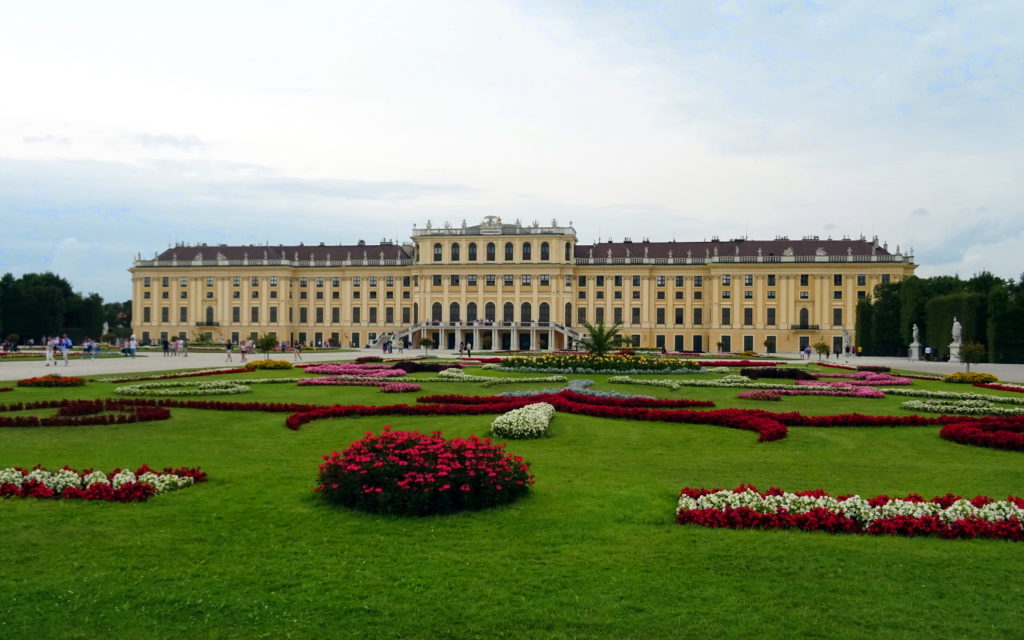Blick auf Schloss Schönbrunn aus dem Schlosspark