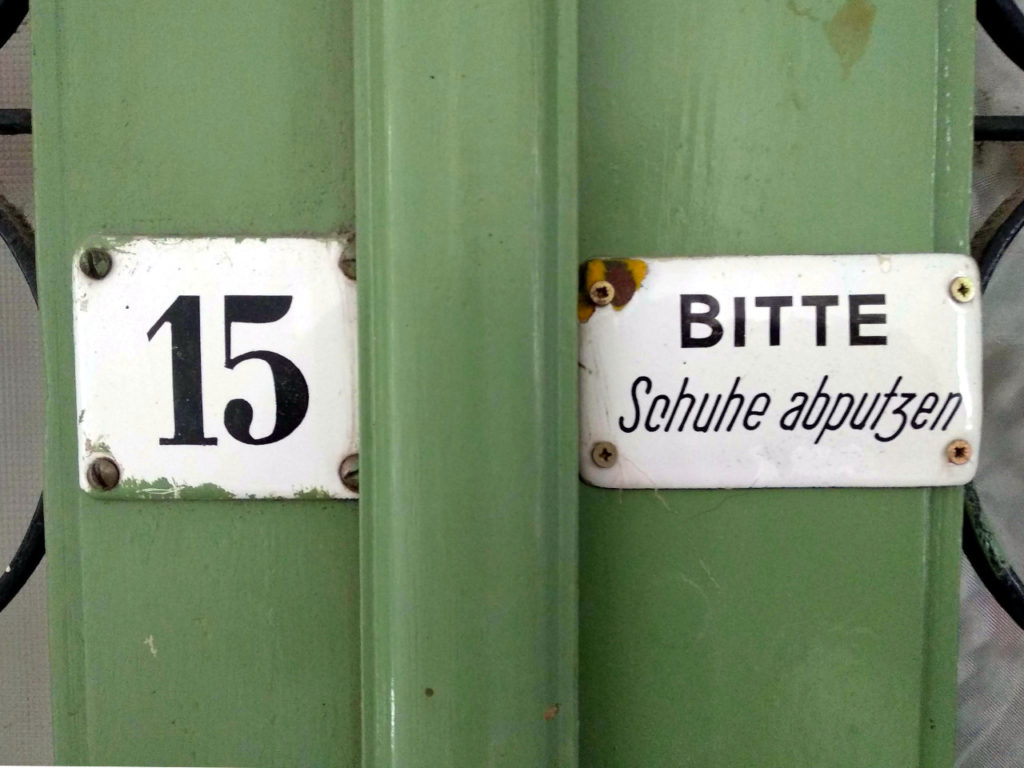 Schild in Wiener Altbau