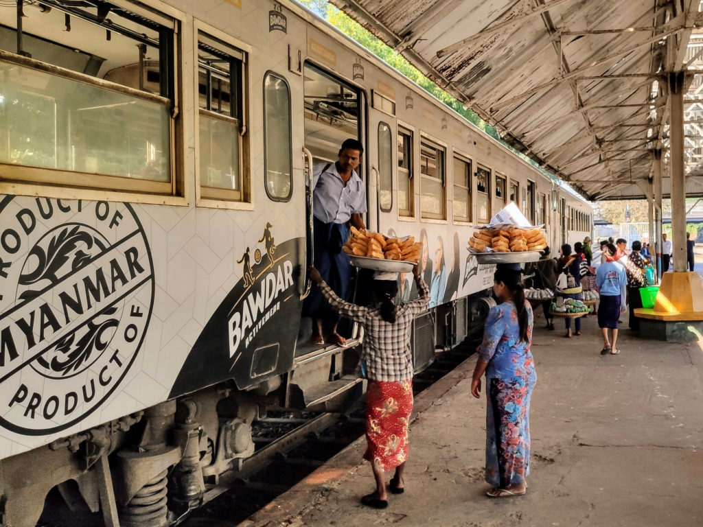 Händler am Circular Train in Yangon