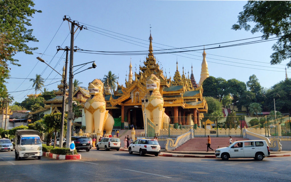 Zwei Chinthe vor dem Nordeingang der Shwedagon-Pagode
