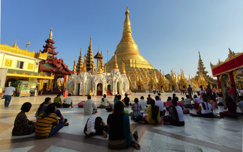 Betende Menschen in der Shwedagon-Pagode