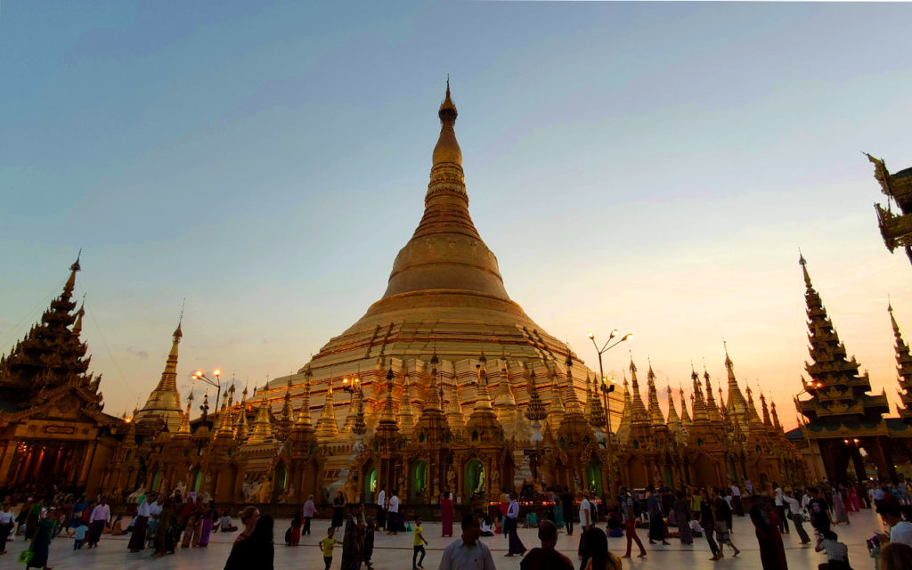 Die Stupa der Shwedagong Pagode bei Sonnenuntergang